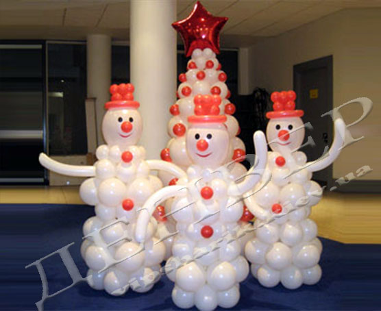 Елка из шариков и снеговики Елка из шариков и снеговики